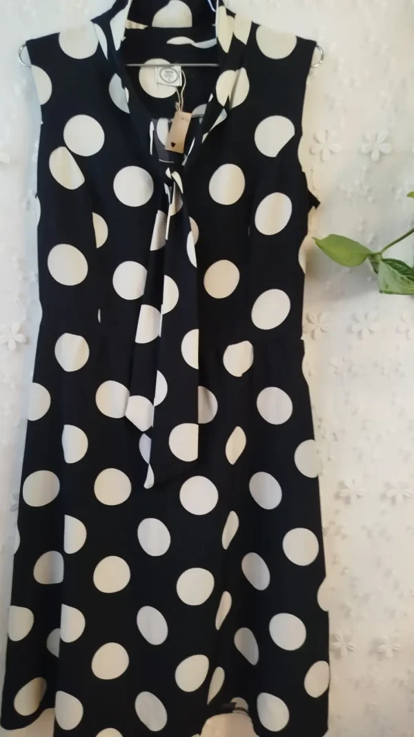 שמלה של נעמה בצלאל עם הדפס נקודות קלאסי | 40 שמלה של נעמה בצלאל עם הדפס נקודות קלאסי | 40