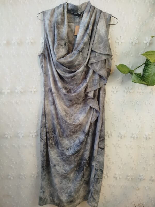 שמלת ערב בגוון אפור-כסוף עם קפלים אלגנטיים של רונן חן | 2 שמלת ערב בגוון אפור-כסוף עם קפלים אלגנטיים של רונן חן | 2