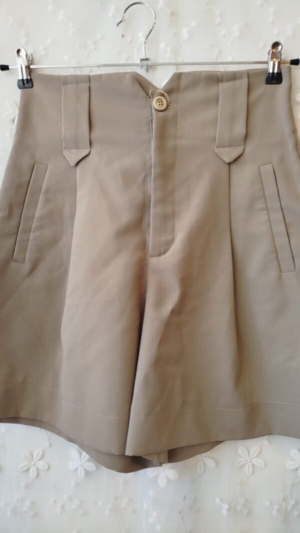 מכנס קצר וינטג' מחויט בצבע בז' ניוד – גזרה גבוהה ואלגנטית | 38