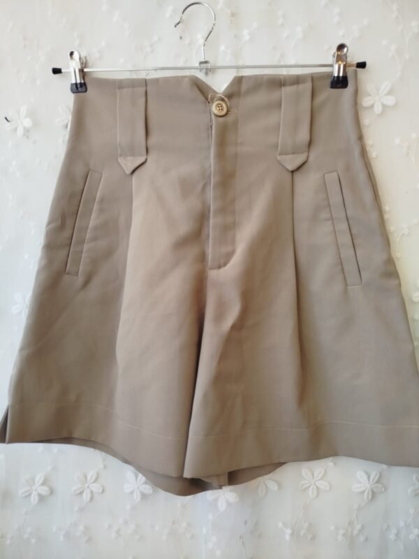 מכנס קצר וינטג' מחויט בצבע בז' ניוד – גזרה גבוהה ואלגנטית | 38