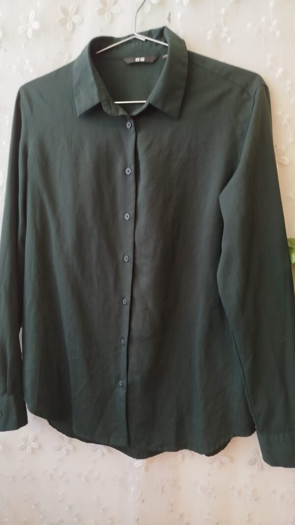 חולצת יוניקלו מכופתרת בגוון ירוק-זית עמוק כהה | XS/S