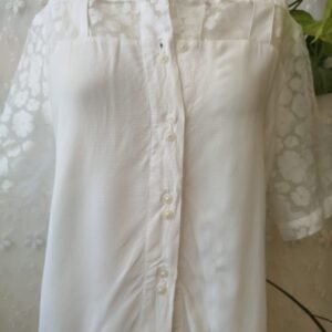 חולצת מעצבת רחלה – לבנה עם שרוולי תחרה שקופים | 42