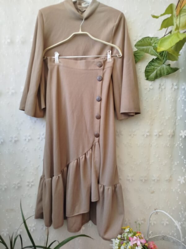 חליפת סווטשירט וחצאית של YANGA מכותנה בצבע קפה בהיר | M