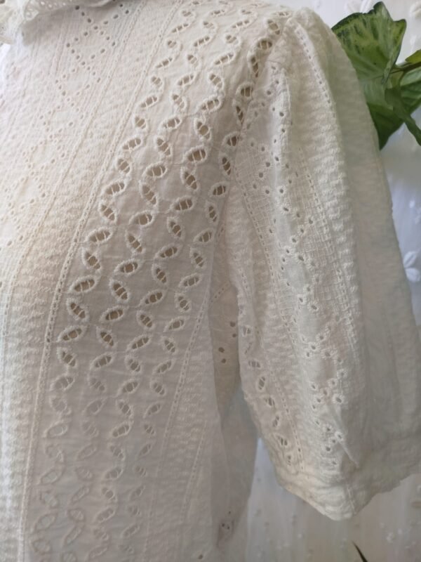 חולצת רטרו מכותנה מצרית עם תחרת רקמה | S