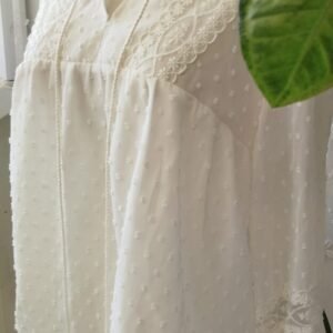 חולצת רטרו לבנה עם תחרה ונקודות טקסטורה | L