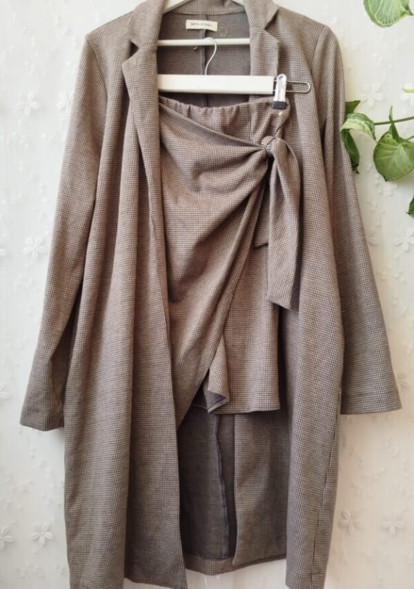 חליפת עליונית וחצאית נטע אפרתי בד גמיש ונעים | M חליפת עליונית וחצאית נטע אפרתי בד גמיש ונעים | M