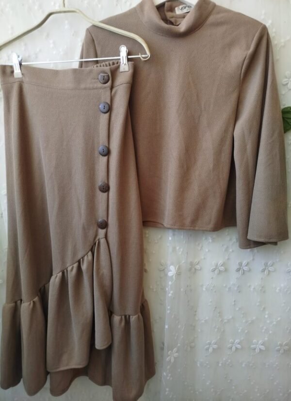 חליפת סווטשירט וחצאית של YANGA מכותנה בצבע קפה בהיר | M