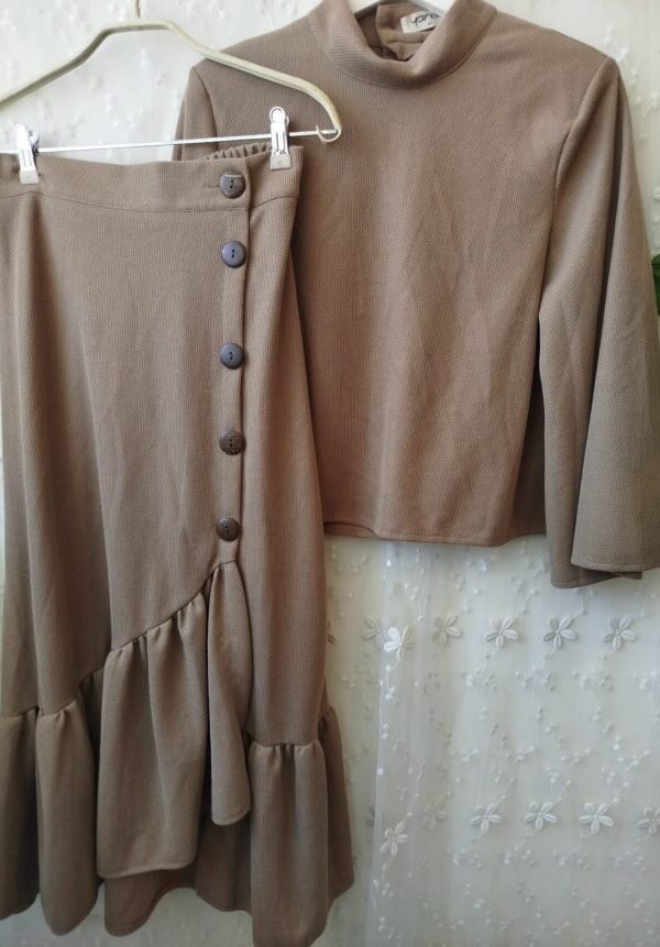 חליפת סווטשירט וחצאית של YANGA מכותנה בצבע קפה בהיר | M