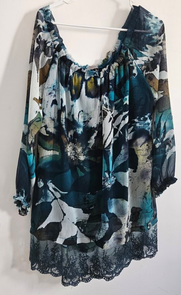 חולצה עם תחרה דיסקריט