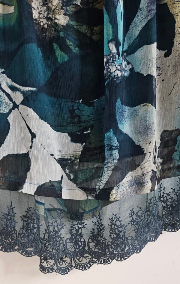 חולצה עם תחרה דיסקריט