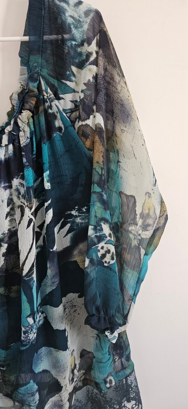 חולצה עם תחרה דיסקריט