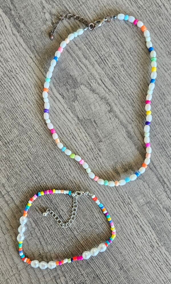 שרשרת וצמיד חרוזים צבעוניים