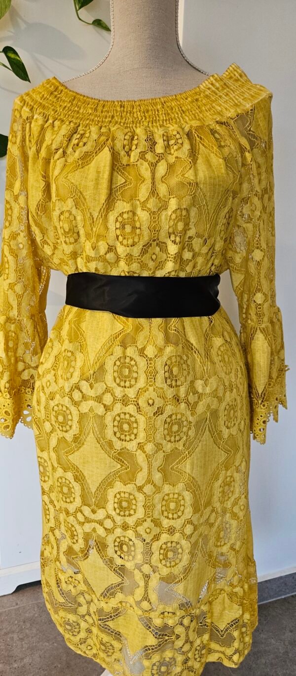 שמלת תחרה צהובה חדשה