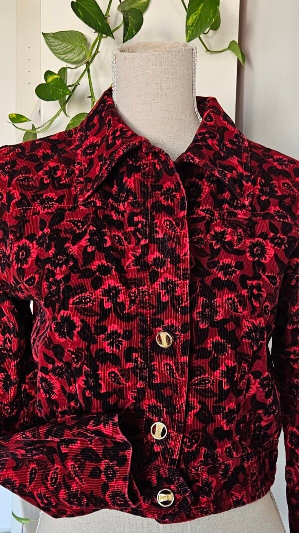 ג'קט מטריף פרחים שחור אדום ג'קט מטריף פרחים שחור אדום