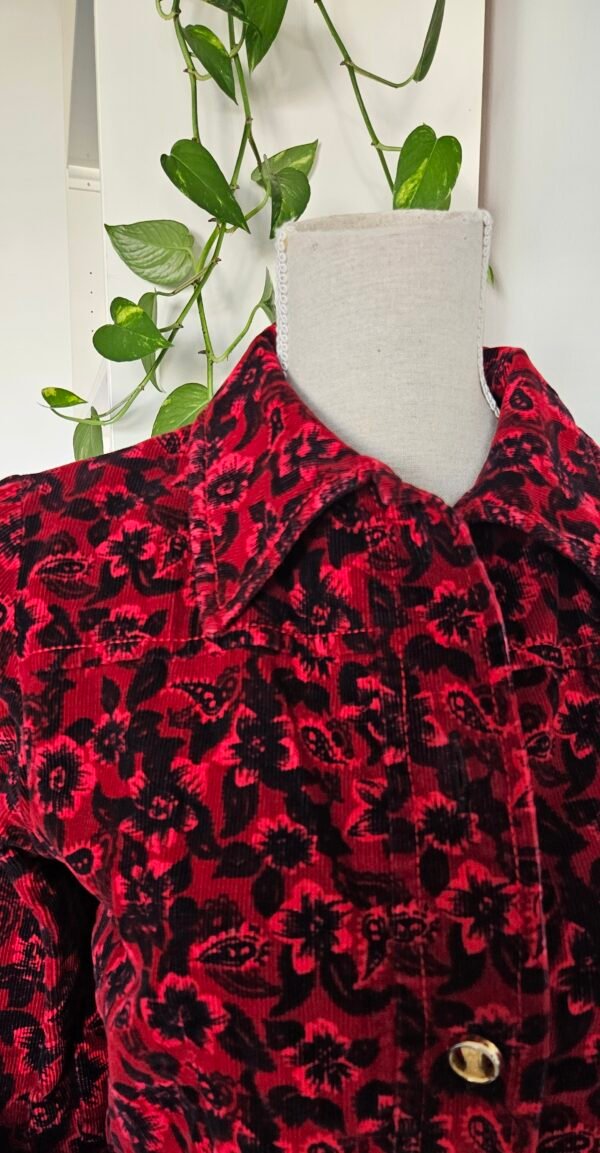 ג'קט מטריף פרחים שחור אדום