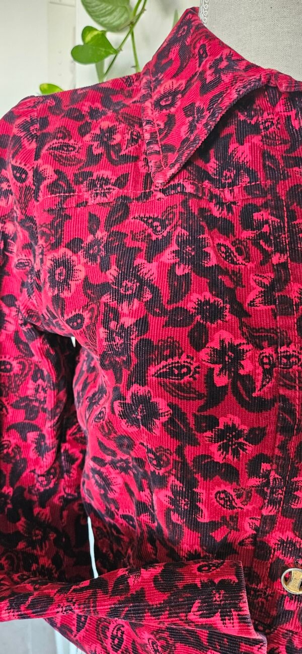 ג'קט מטריף פרחים שחור אדום