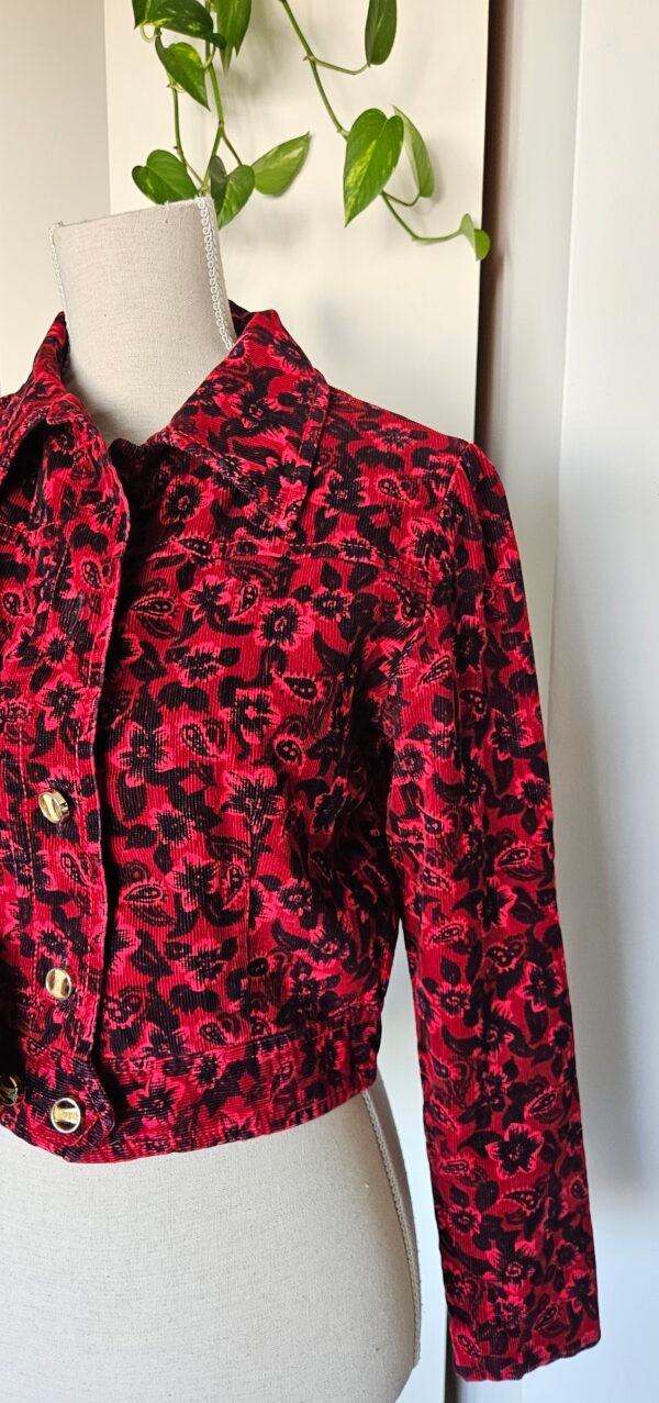 ג'קט מטריף פרחים שחור אדום