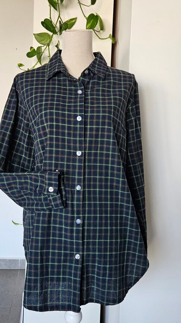 חולצה מכופתרת עם כיתוב בגב חולצה מכופתרת עם כיתוב בגב