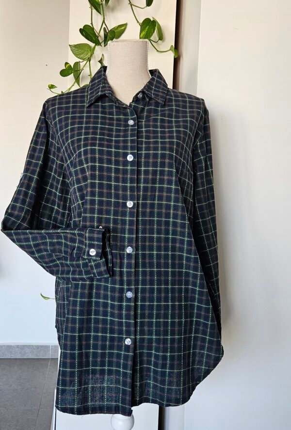 חולצה מכופתרת עם כיתוב בגב