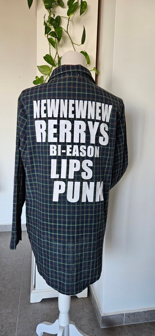 חולצה מכופתרת עם כיתוב בגב