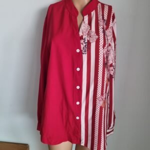 חולצה אדומה בהדפס מיוחד