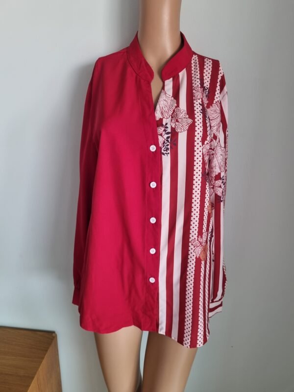 חולצה אדומה בהדפס מיוחד