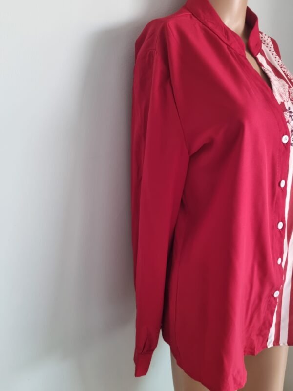 חולצה אדומה בהדפס מיוחד