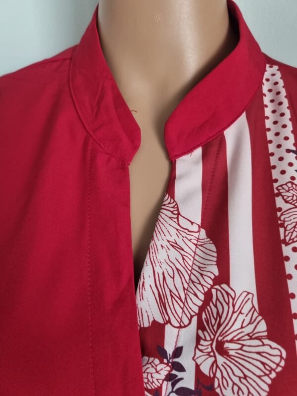 חולצה אדומה בהדפס מיוחד