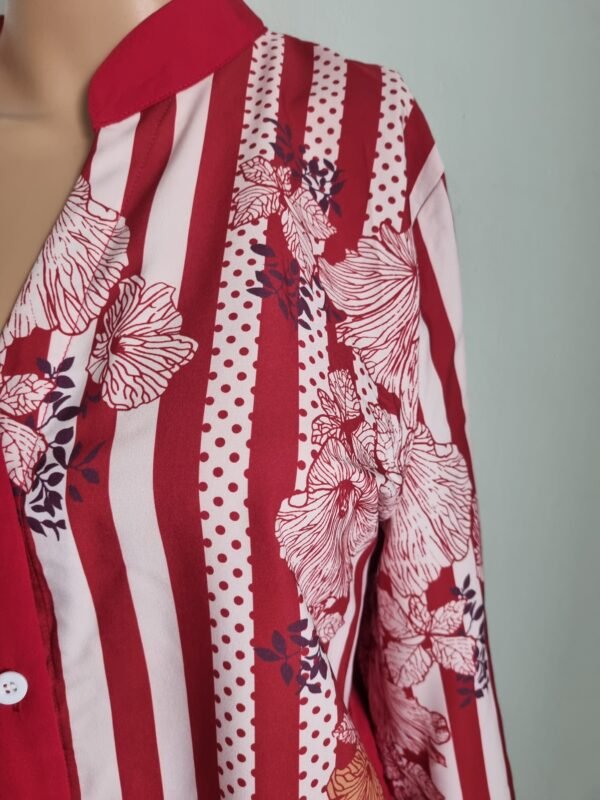 חולצה אדומה בהדפס מיוחד