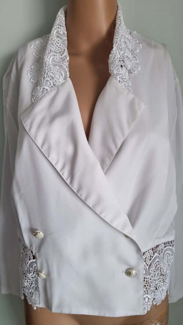 חולצת ג'קט לבנה בשילוב תחרה יפייפיה חולצת ג'קט לבנה בשילוב תחרה יפייפיה