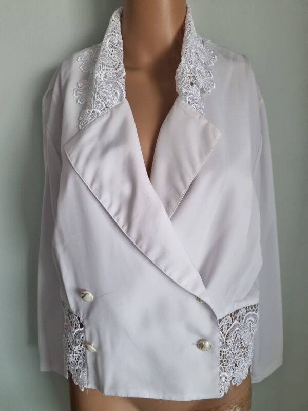 חולצת ג'קט לבנה בשילוב תחרה יפייפיה