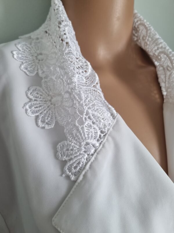 חולצת ג'קט לבנה בשילוב תחרה יפייפיה