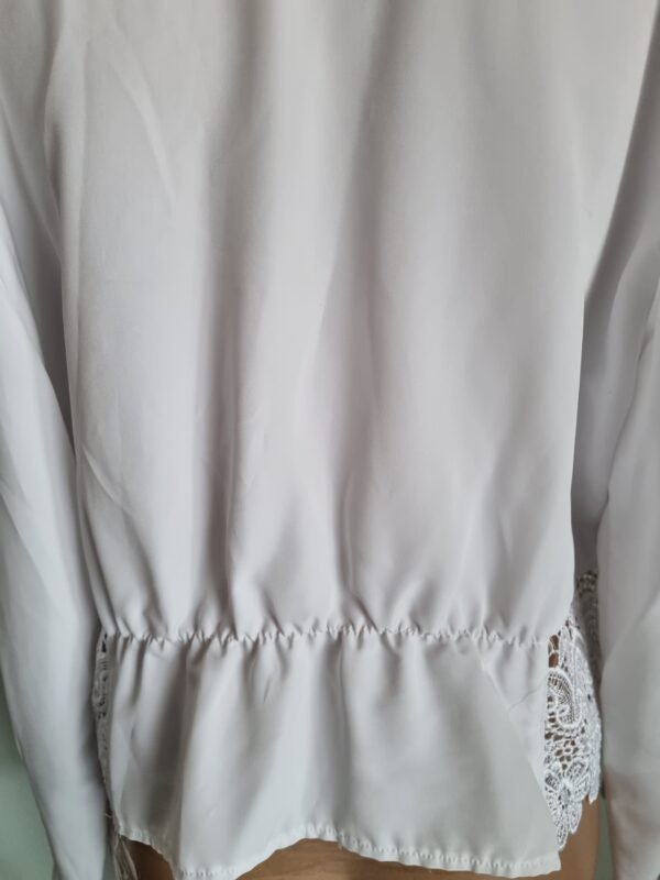 חולצת ג'קט לבנה בשילוב תחרה יפייפיה