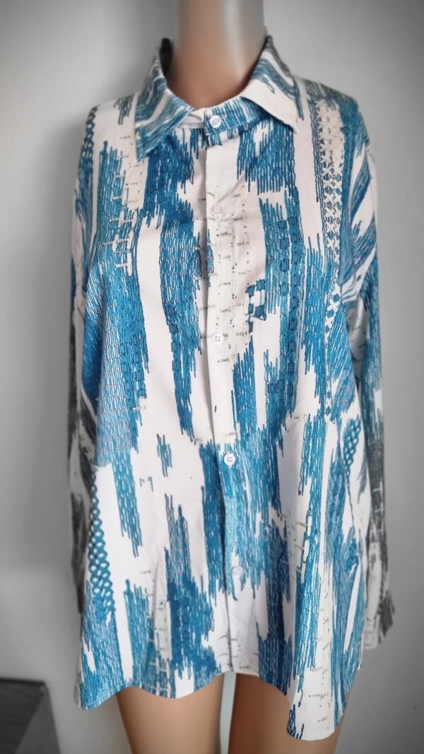 חולצה עם הדפס בצבע טורקיז חולצה עם הדפס בצבע טורקיז