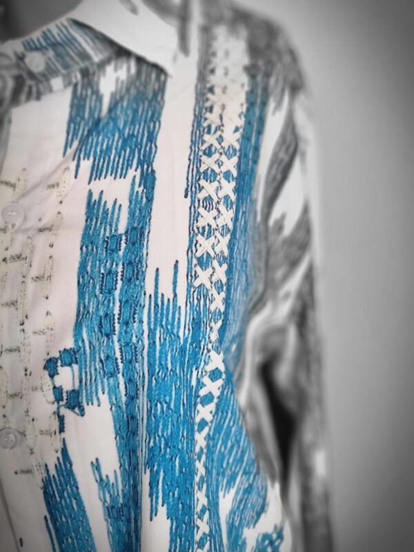 חולצה עם הדפס בצבע טורקיז