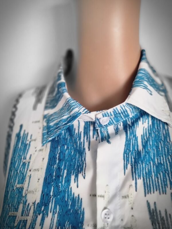 חולצה עם הדפס בצבע טורקיז