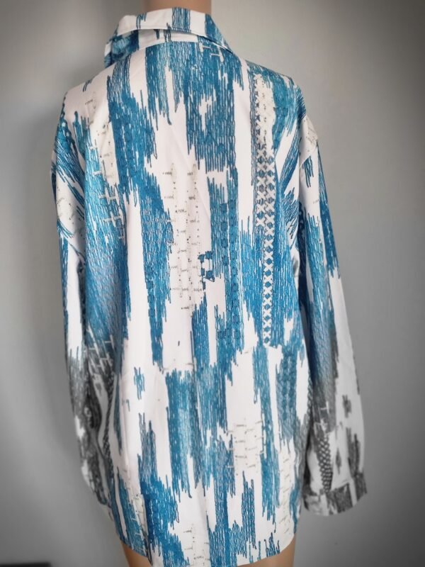 חולצה עם הדפס בצבע טורקיז