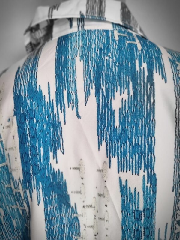 חולצה עם הדפס בצבע טורקיז