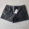 מכנסיים קצרים מעור בצבע שחור