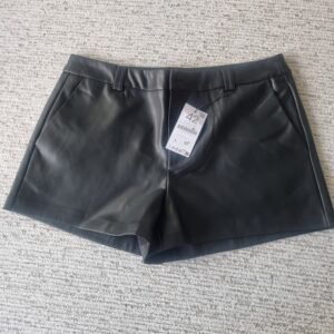 מכנסיים קצרים מעור בצבע שחור