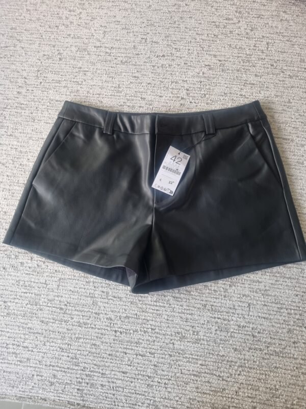 מכנסיים קצרים מעור בצבע שחור
