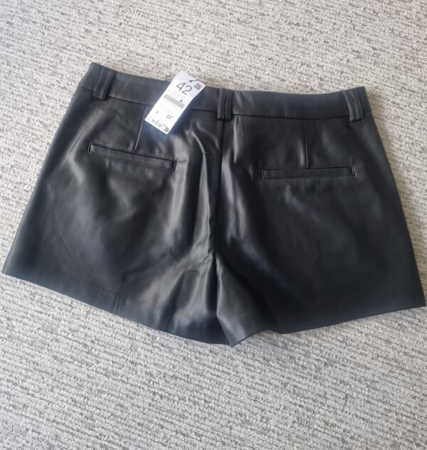 מכנסיים קצרים מעור בצבע שחור