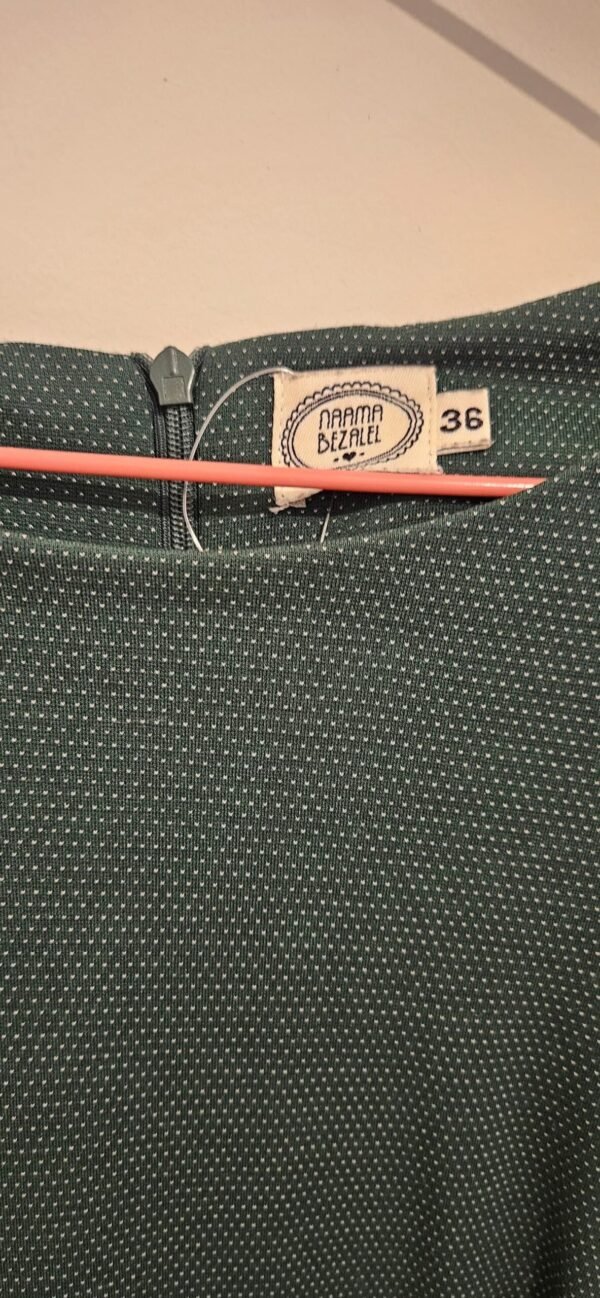 שמלה ירוקה נקודות לבנות נעמה בצלאל