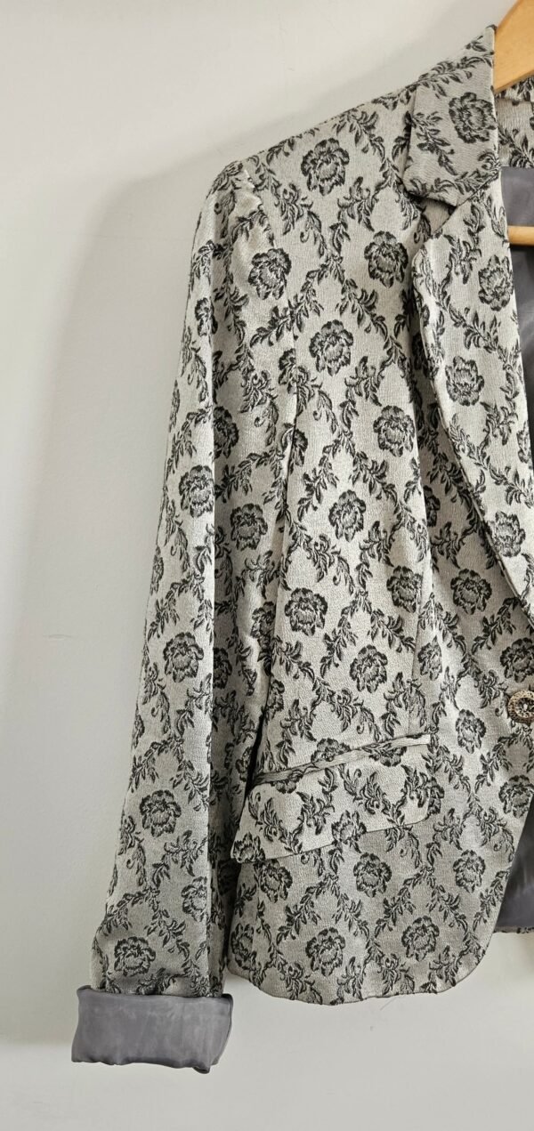 ג'קט פרחוני אפור