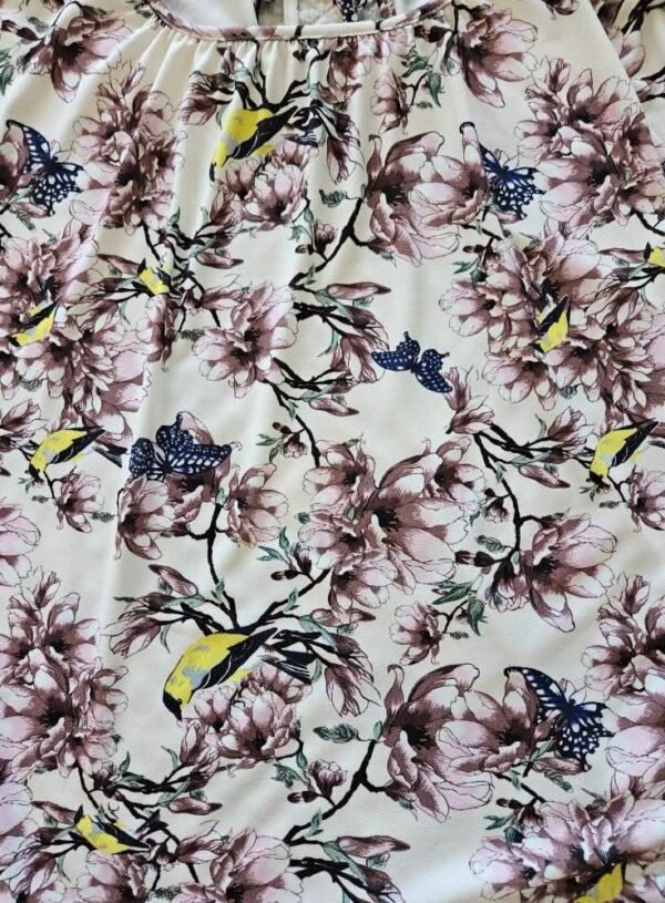 חולצה פרחונית נעימה