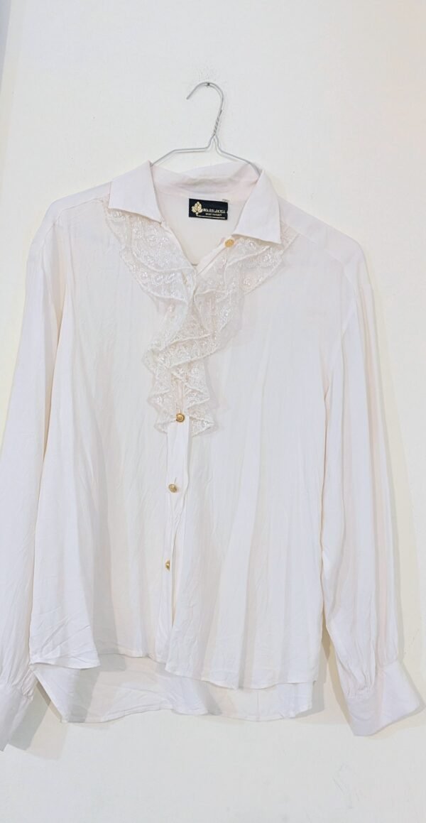 חולצה מכופתרת לבנה שילוב מלמלה ותחרה