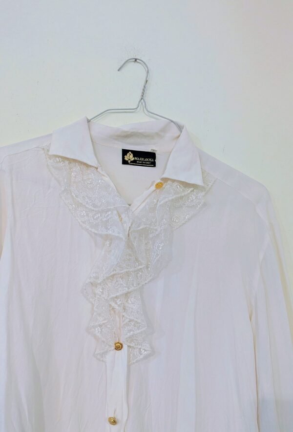 חולצה מכופתרת לבנה שילוב מלמלה ותחרה