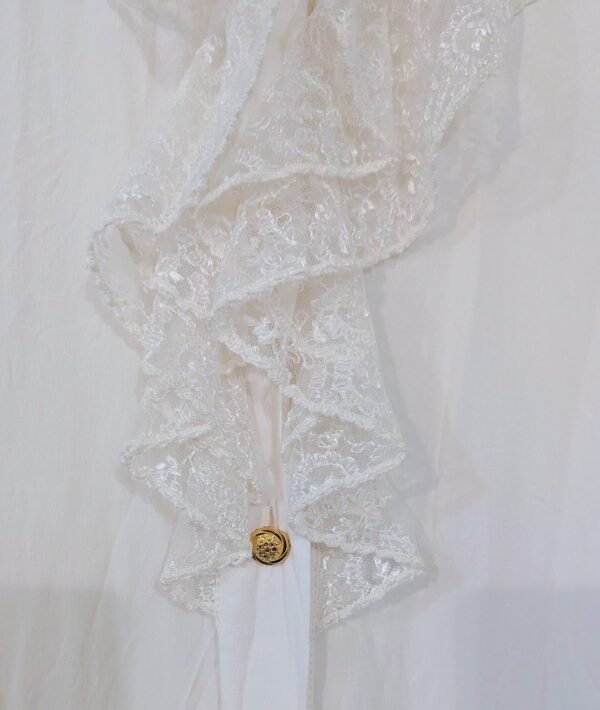 חולצה מכופתרת לבנה שילוב מלמלה ותחרה