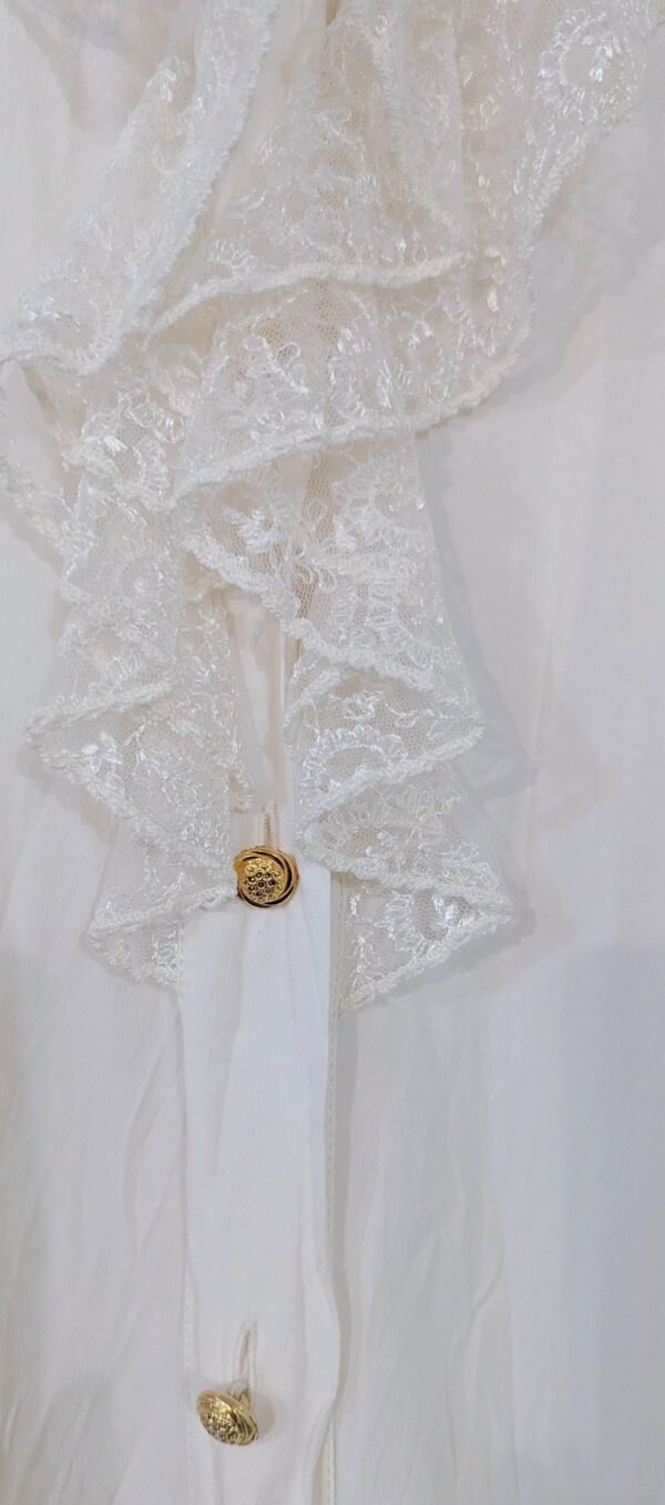 חולצה מכופתרת לבנה שילוב מלמלה ותחרה