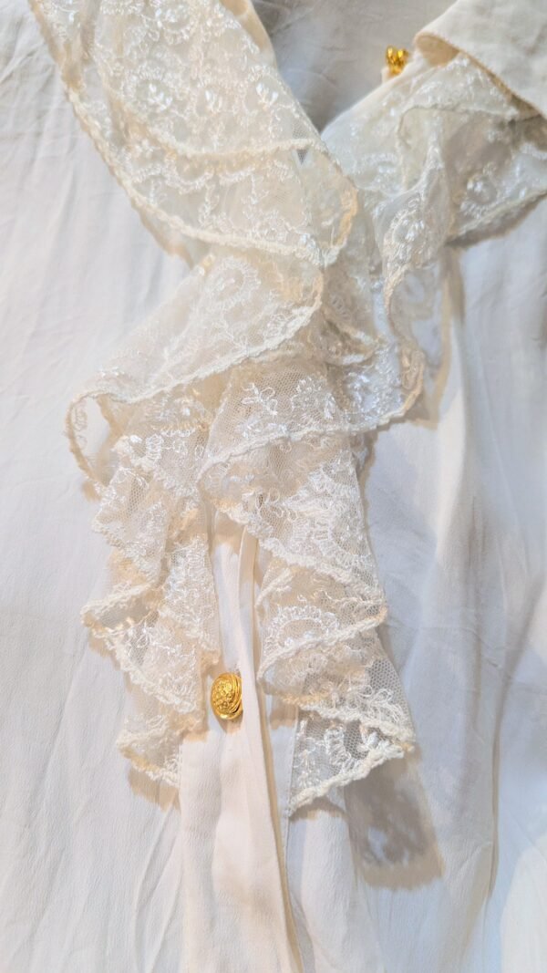 חולצה מכופתרת לבנה שילוב מלמלה ותחרה